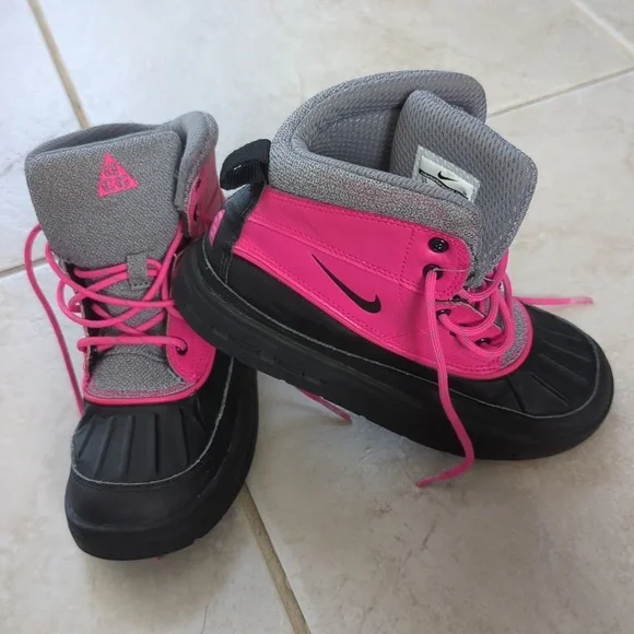 Nike Shoes Girls Size Nike Hot Pink And Black Snow Boots